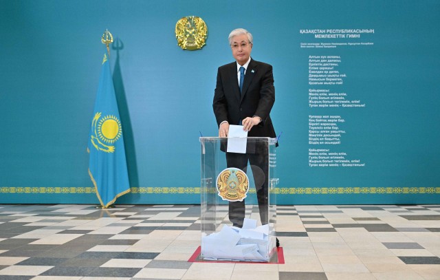 Казакстандын Президенти республикалык референдумда добуш берди