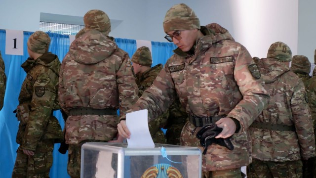 Казакстандыктар жаңы Конституция боюнча референдумда добуш беришүүдө