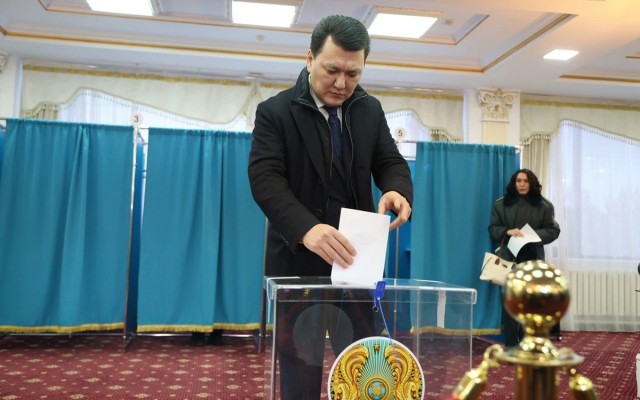 Kazakh State Counsellor casts vote in referendum