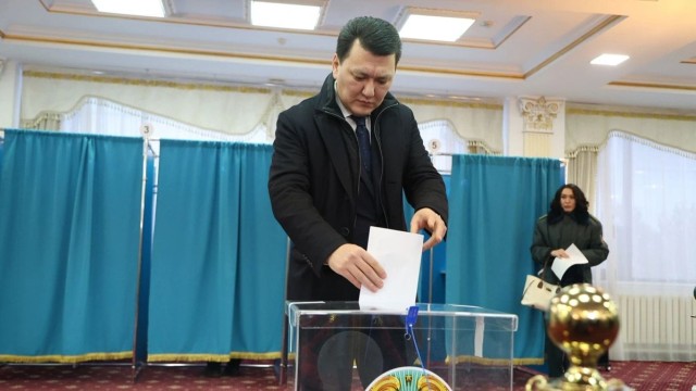 Қозоғистон Давлат маслаҳатчиси референдумда овоз берди