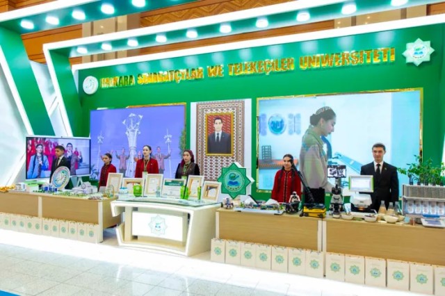 Түркмөнстандагы көргөзмөдө текстилден баштап курулуш материалдарына чейин тааныштырылды