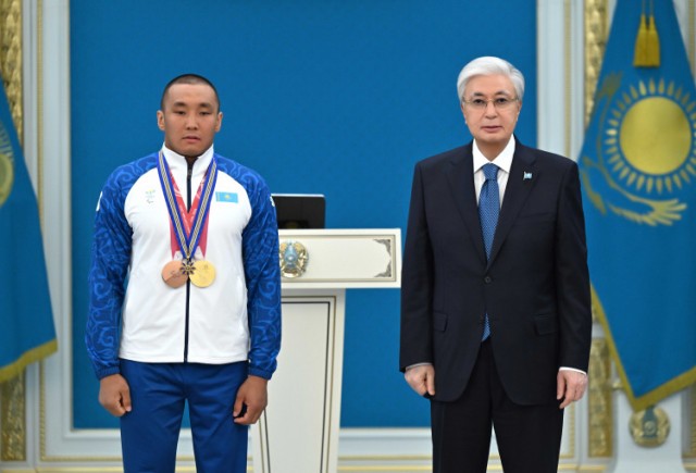 Kazakh President awards champion of 14th Winter Paralympics