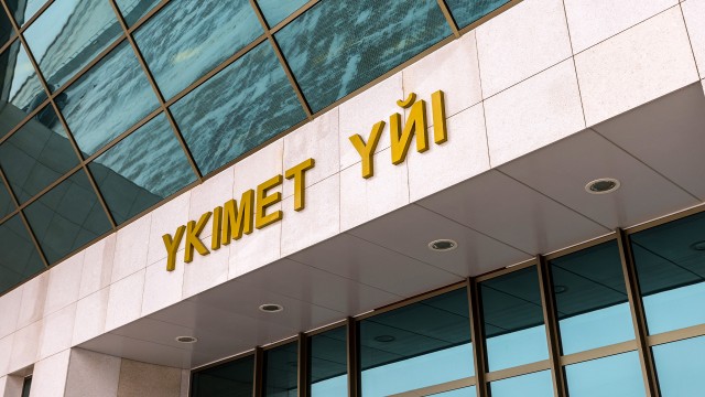 Өкмөт Конституцияны түшүндүрүү боюнча иш-чаралар планын бекитти