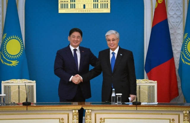Казакстан менен Монголиянын президенттери сүйлөшүүлөрдү өткөрүштү