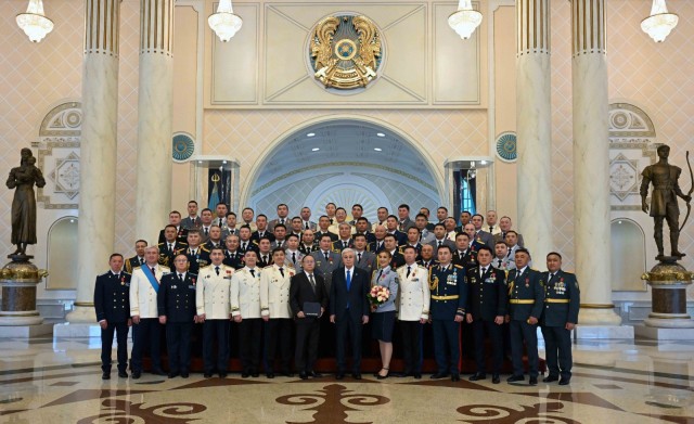 Казакстандын Президенти мамлекеттик сыйлыктарды жана аскердик наамдарды тапшырды