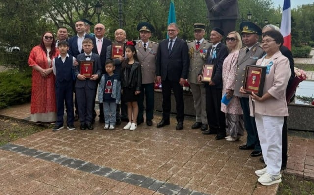Франция наградила пятерых казахстанских партизан