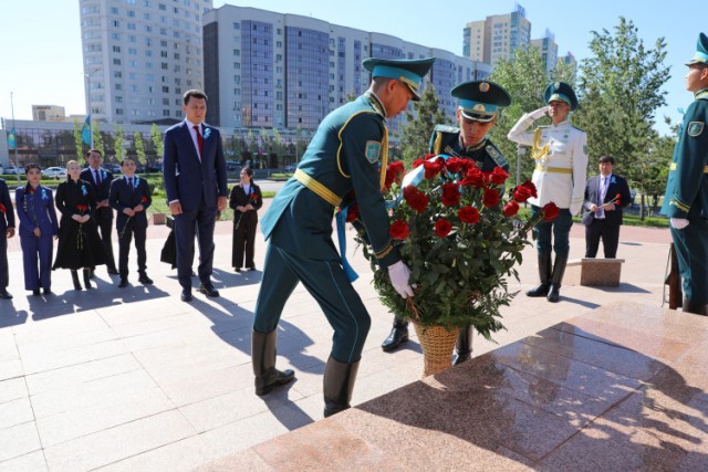 Kazakh State Counselor lays flowers at Bauyrzhan Momyshuly monument