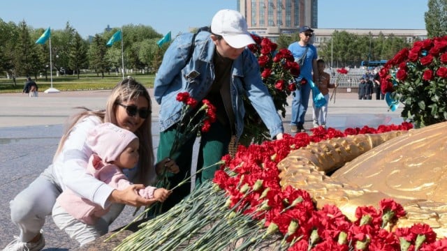Астанадағы «Отан Ана» монументіне гүл шоқтары қойылды