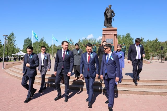 Мемлекеттік кеңесші Б.Момышұлының ескерткішіне гүл шоқтарын қойды