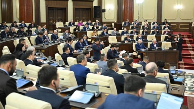 Казакстан Парламенти конституциялык мыйзам долбоорлорун биринчи окууда жактырды