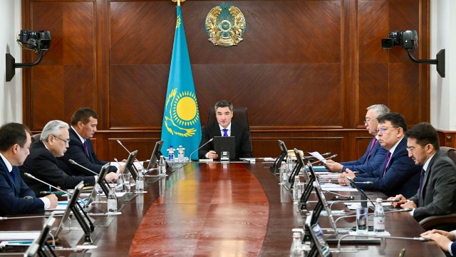 Ҳукуматда фуқаро авиациясини ривожлантириш масаласи кўриб чиқилди
