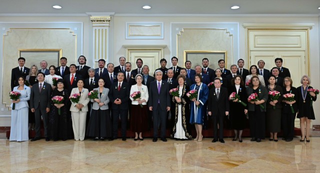 Казакстан Президенти маданият жана искусство кызматкерлерин куттуктады