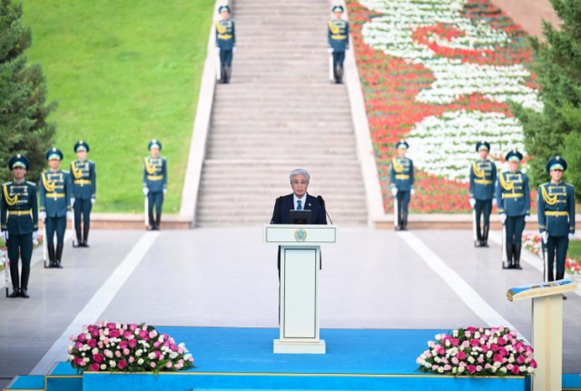 K. Tokayev Devlet Bayrağı'nın göndere çekilme törenine katıldı