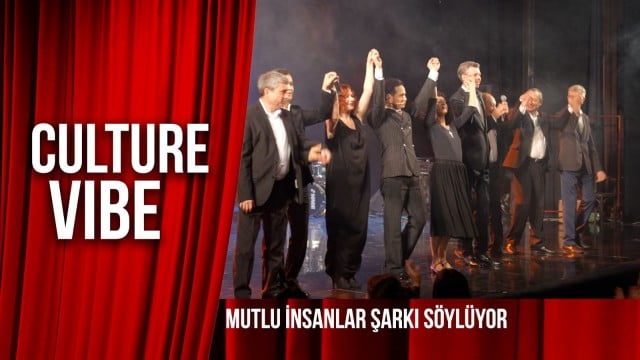 Mutlu insanlar şarkı söylüyor