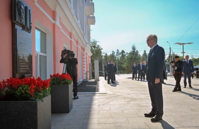 Kazakh President pays tribute to WWII fallen in Omsk